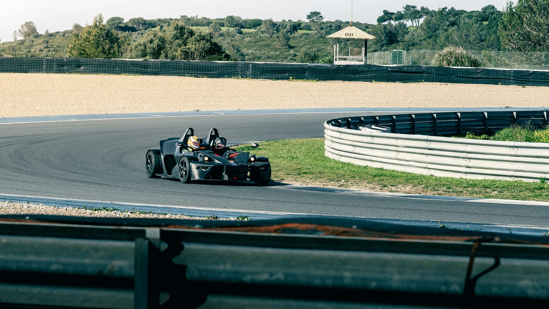 Image of an F1 car on the track